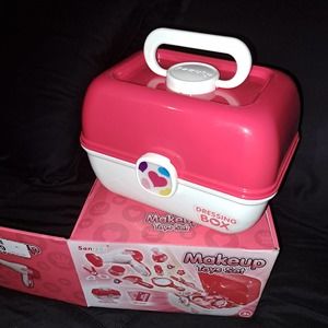 NIB - Make-Up Toy Set in hard shell travel Case for little girls